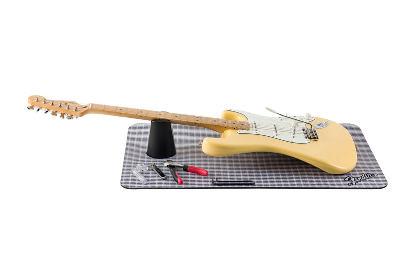 เสื่อและที่รองคอกีต้าร์ Fender Work Mat Station Silver